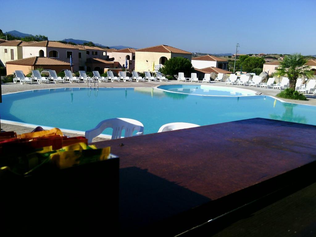 Sardinia Beach Apartments อาเญ็นตู ภายนอก รูปภาพ